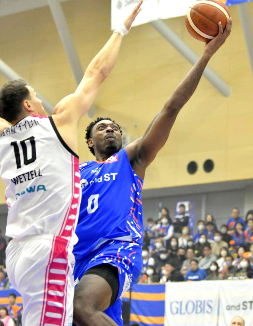 ロボッツ-秋田　第1クオーター、シュートを決めるロボッツのフランクス(右)=日立市池の川さくらアリーナ