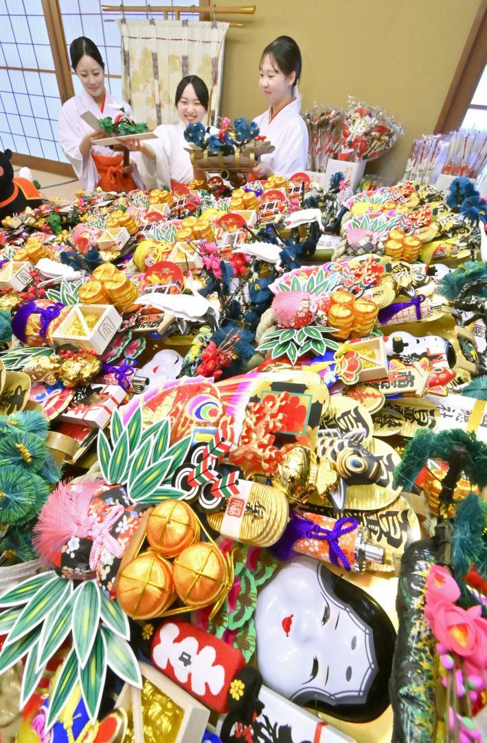 縁起物の熊手作りに取り組む巫女たち=石岡市総社