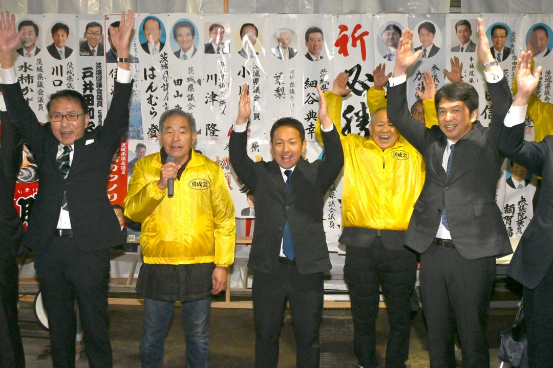 再選を決め万歳する萩原勇氏(中央)=21日午後9時5分ごろ、龍ケ崎市羽原町