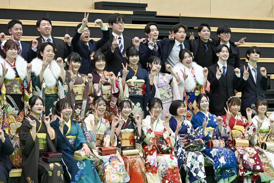 笑顔で記念撮影する二十歳の祝い参加者=2025年1月12日、日立市東成沢町(資料)