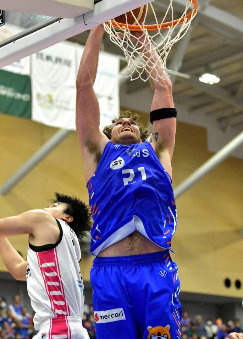 ロボッツ-秋田　第3クオーター、ダンクを決めるロボッツのジェイコブセン(右)=日立市池の川さくらアリーナ