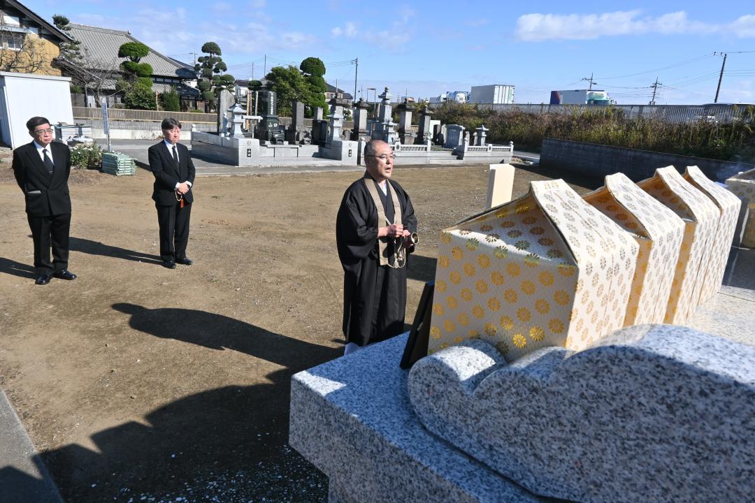 「しんらいの会」による会員の合同納骨。所有する共同墓地に9柱の遺骨が納められた=11月、埼玉県春日部市