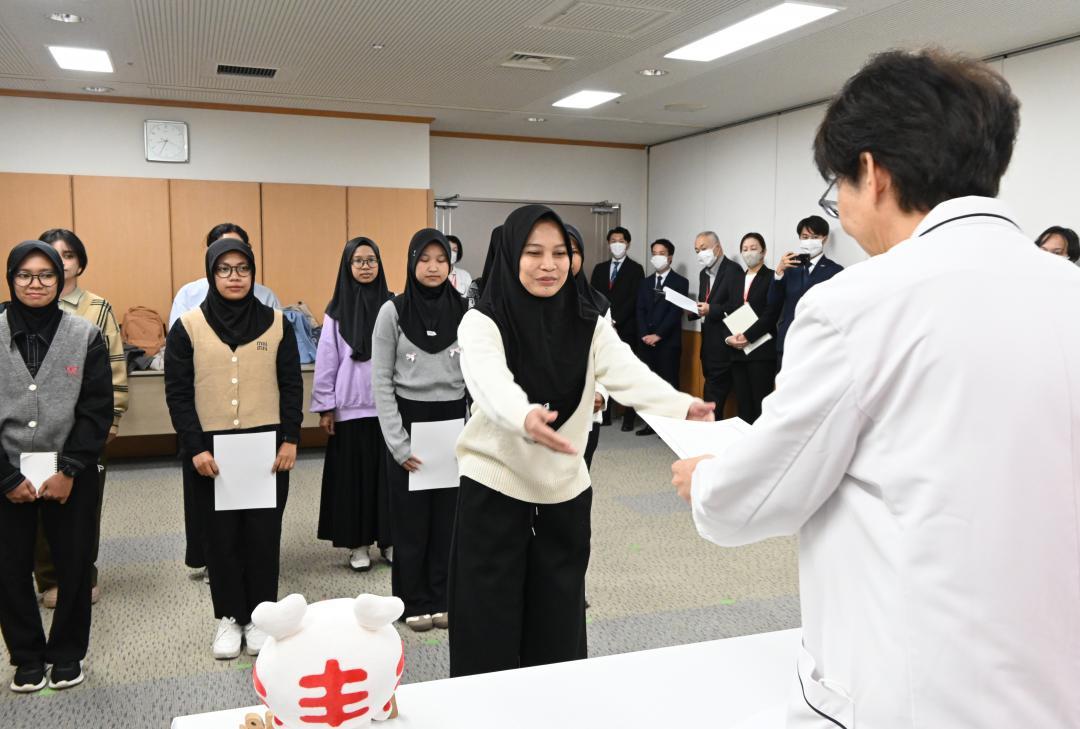 看護補助者の辞令交付を受ける特定技能のインドネシア出身の女性たち=水戸市三の丸