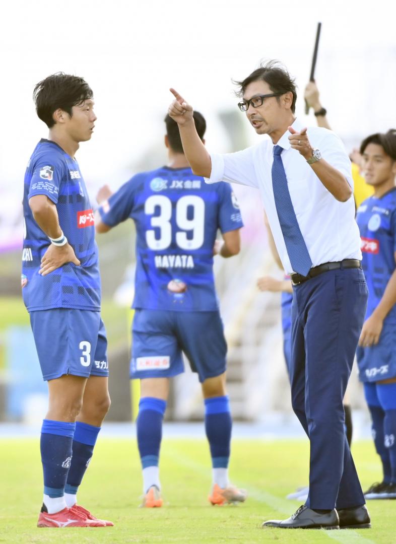 水戸―藤枝　後半、選手交代の際に指示を出す水戸・森前監督(右)=9月28日、ケーズデンキスタジアム水戸