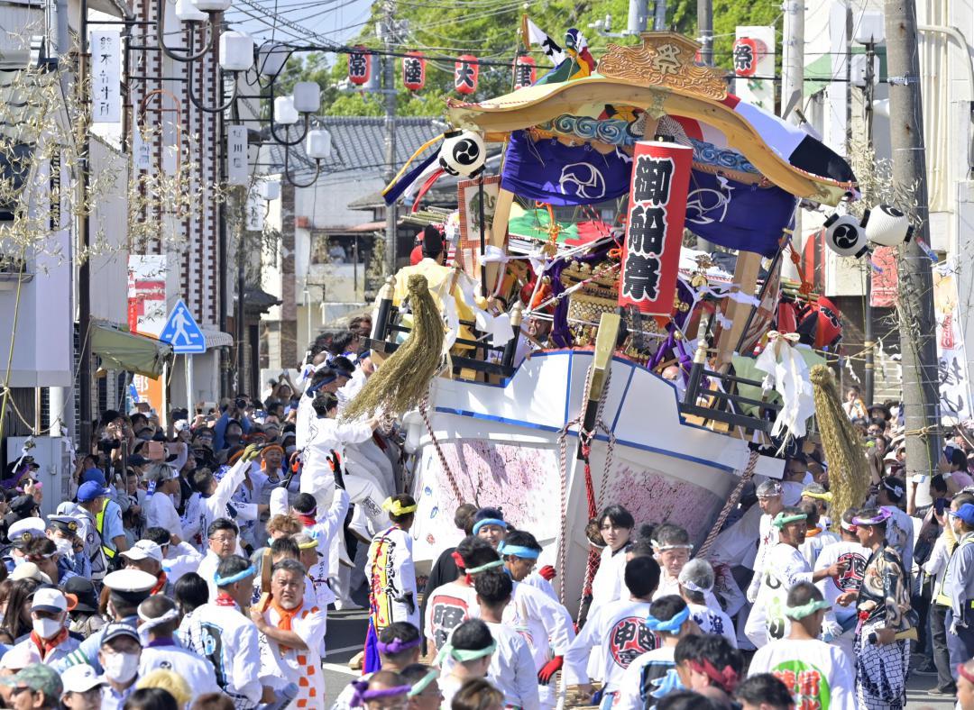 左右に大きく揺れながら街中を抜ける神船=2024年5月、北茨城市大津町