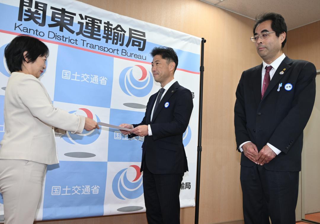 関東運輸局の藤田礼子局長から鉄道事業再構築実施計画の認定書の交付を受けるひたちなか市の大谷明市長(中央)とひたちなか海浜鉄道の吉田千秋社長(右)=横浜市中区