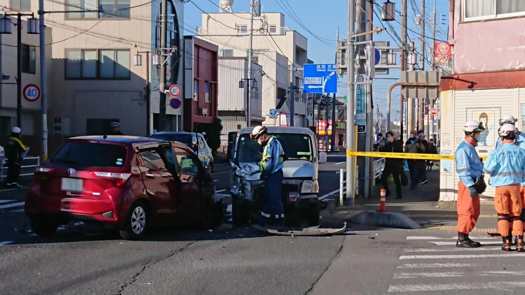 車両複数台が絡む多重事故現場＝水戸市大工町(画像の一部を加工しています)