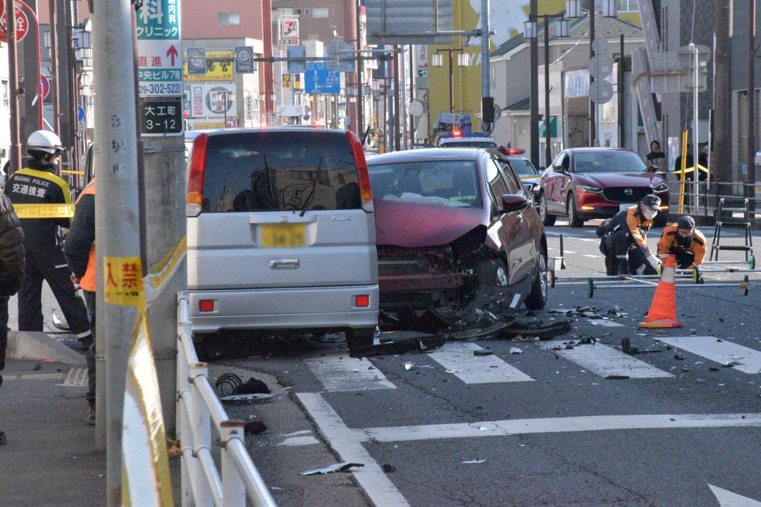 8台絡む事故があった現場＝23日午前10時44分、水戸市大工町3丁目(画像の一部を加工しています)