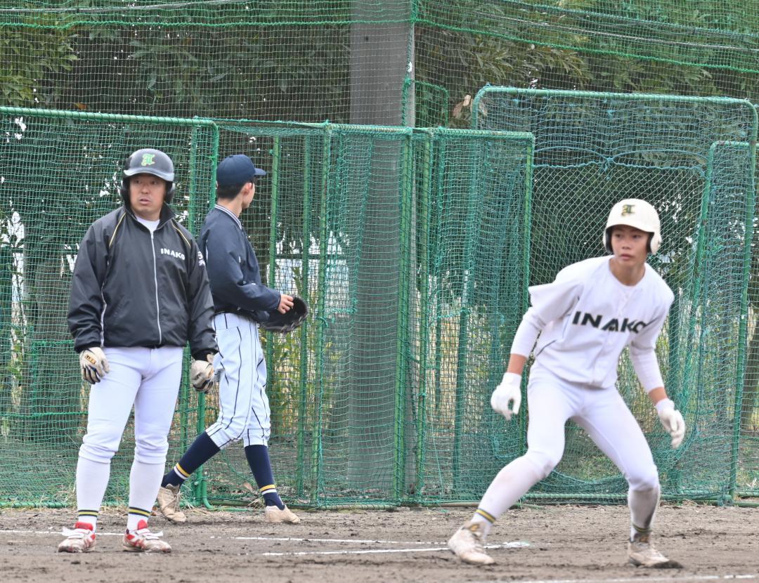 走塁コーチを務める伊奈高・藤田大輔監督(左端)=2025年11月23日、伊奈高グラウンド