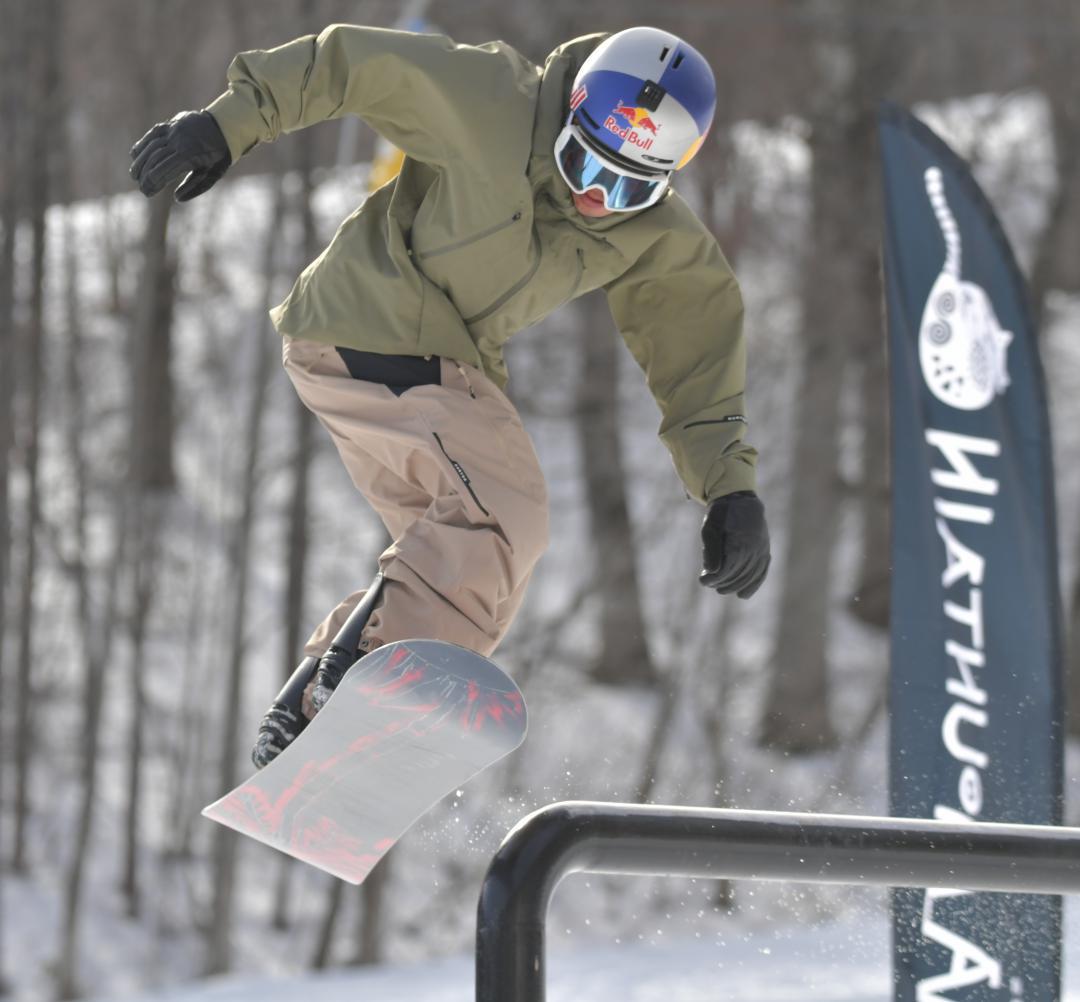 スロープスタイルの練習をするスノーボード男子の荻原大翔=福島県北塩原村