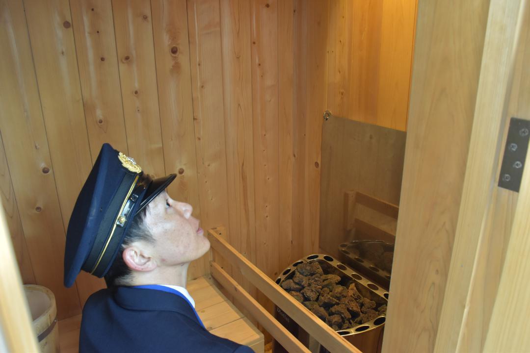 個室サウナで立ち入り調査する水戸市消防局の職員=水戸市元石川町