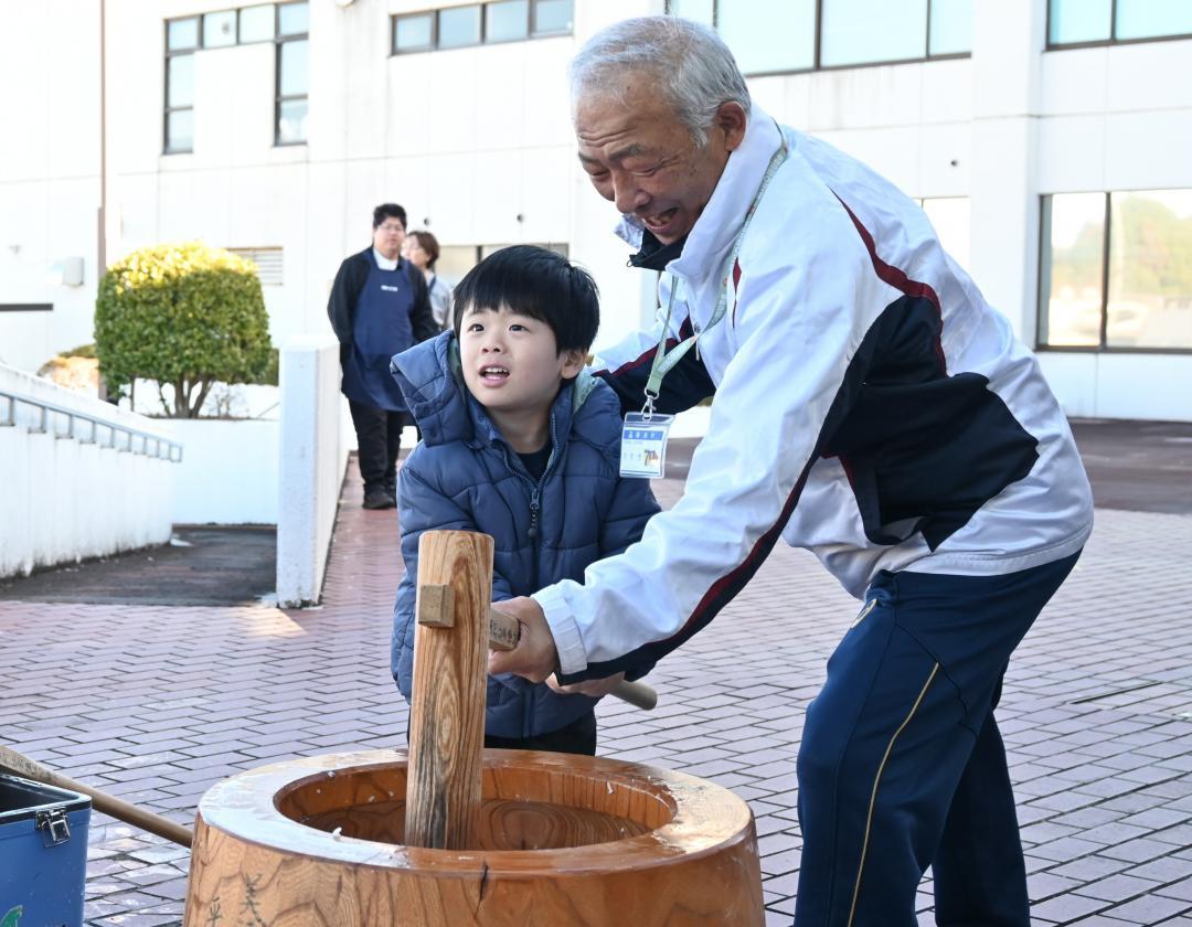 もちつきを楽しむ子ども=美浦村受領