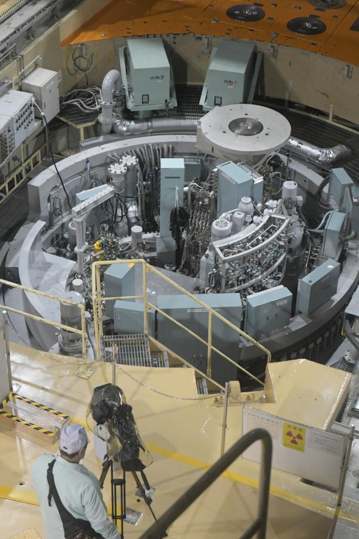 日本原子力研究開発機構の高速実験炉「常陽」の原子炉上部=2023年6月22日、大洗町成田町