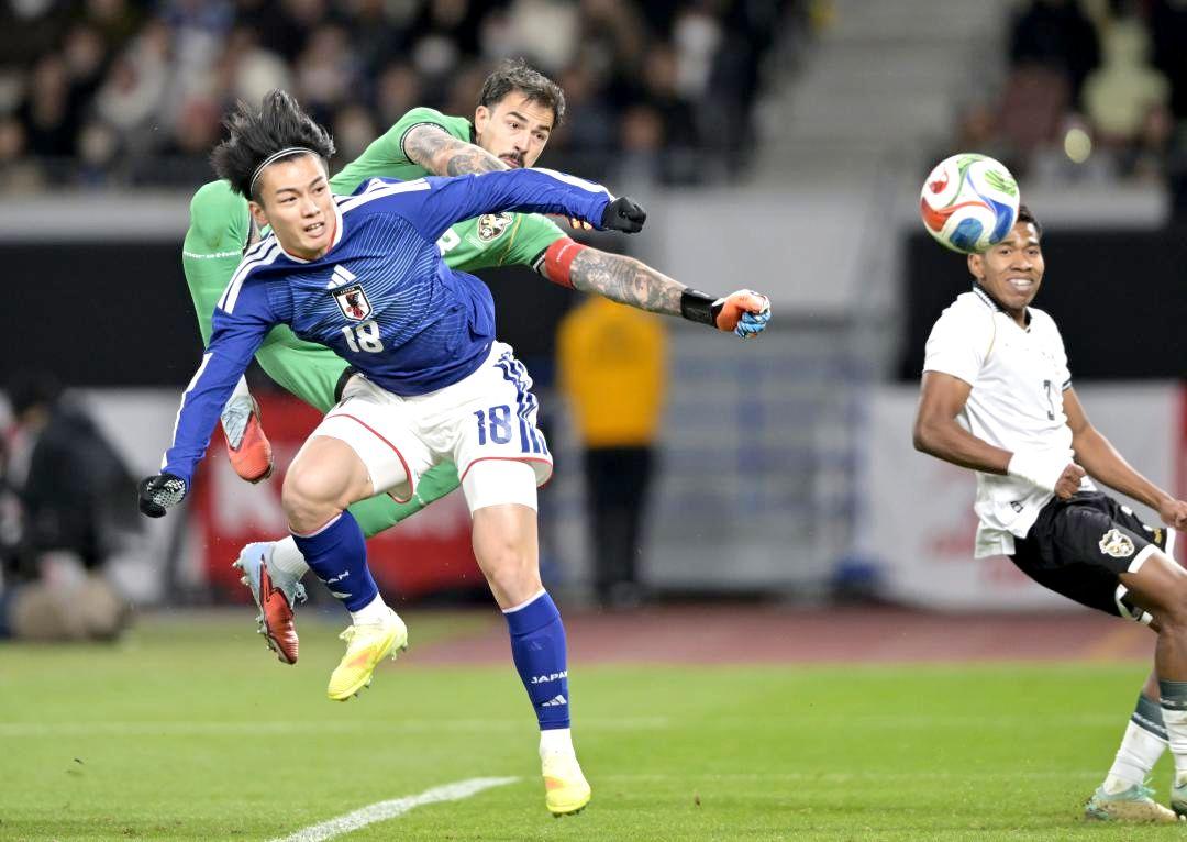 日本-ボリビア　後半、ヘディングシュートを放つ上田(左手前)=2025年11月18日、国立競技場