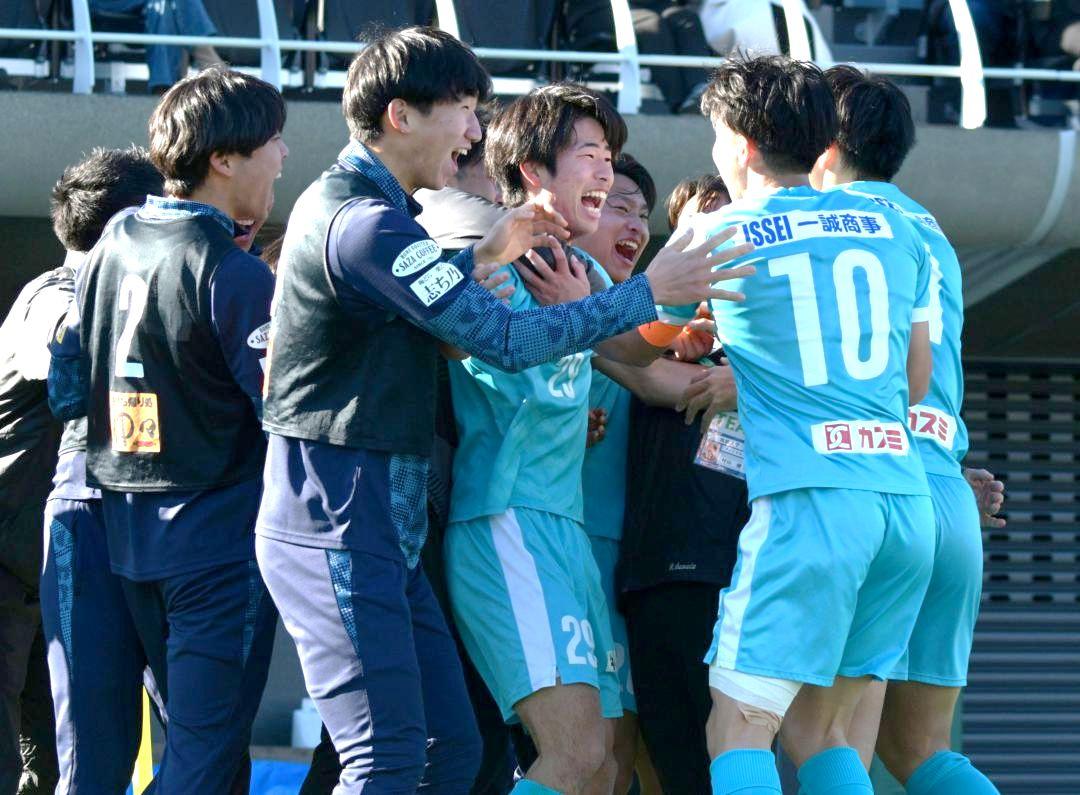 〈決勝〉国士舘大-筑波大　後半31分、2点目を決め喜び合う筑波大の選手ら
