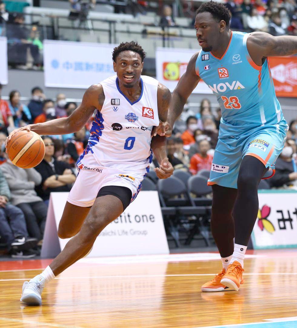 広島-ロボッツ　攻め上がるロボッツのフランクス(左)=広島サンプラザホール(©B.LEAGUE)