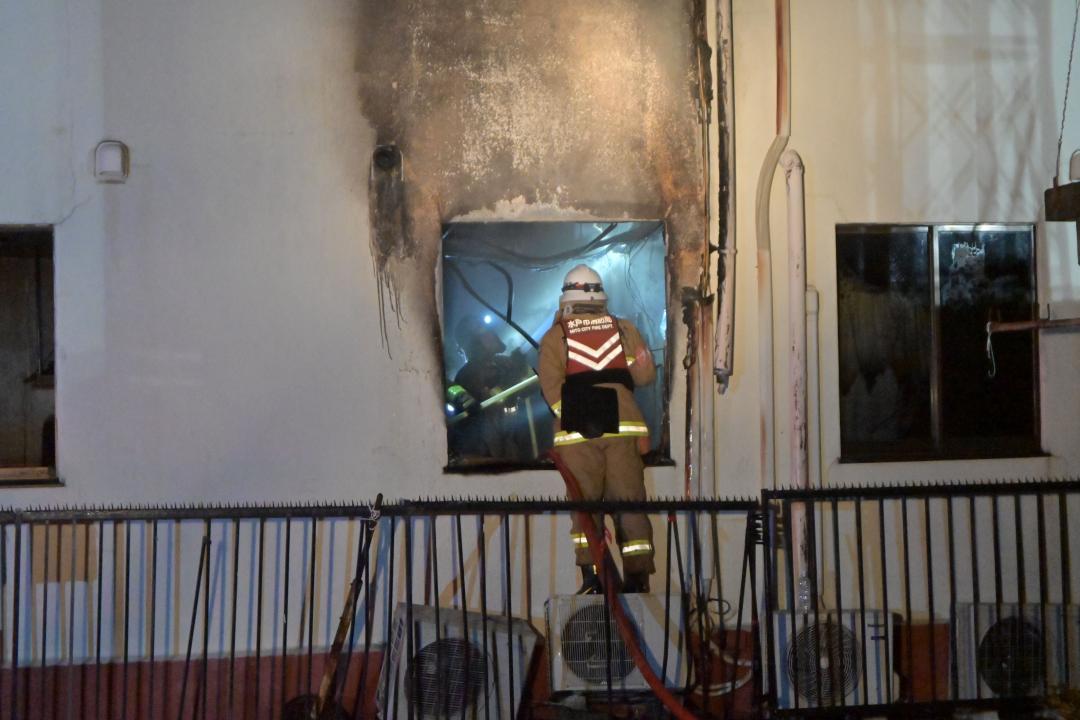 1人の遺体が見つかった火災現場のホテル=28日午前0時5分ごろ、水戸市中央2丁目