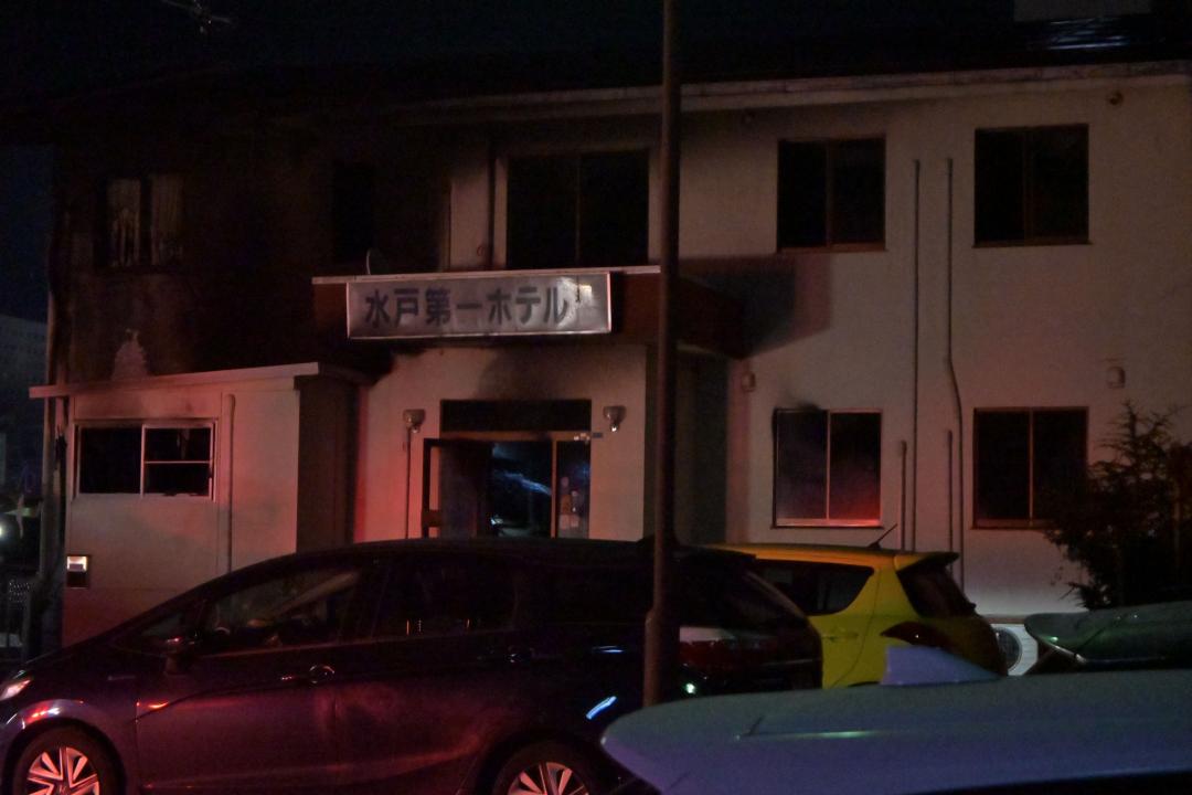 1人の遺体が見つかった火災現場のホテル=28日午前0時5分ごろ、水戸市中央2丁目
