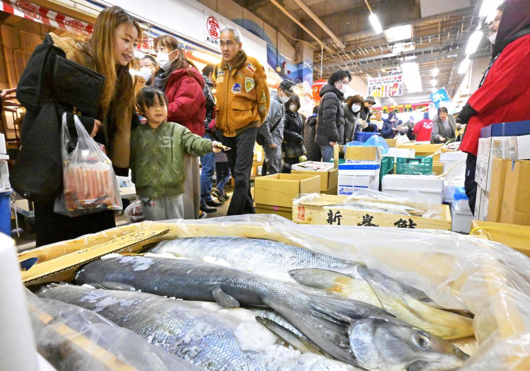 正月用の食材を買い求める客でにぎわう水戸市公設地方卸売市場=28日午前、同市青柳町