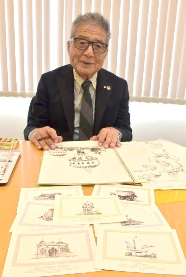 水戸の歴史的な建築物を描いた絵はがきと、制作した横須賀満夫さん=水戸市南町
