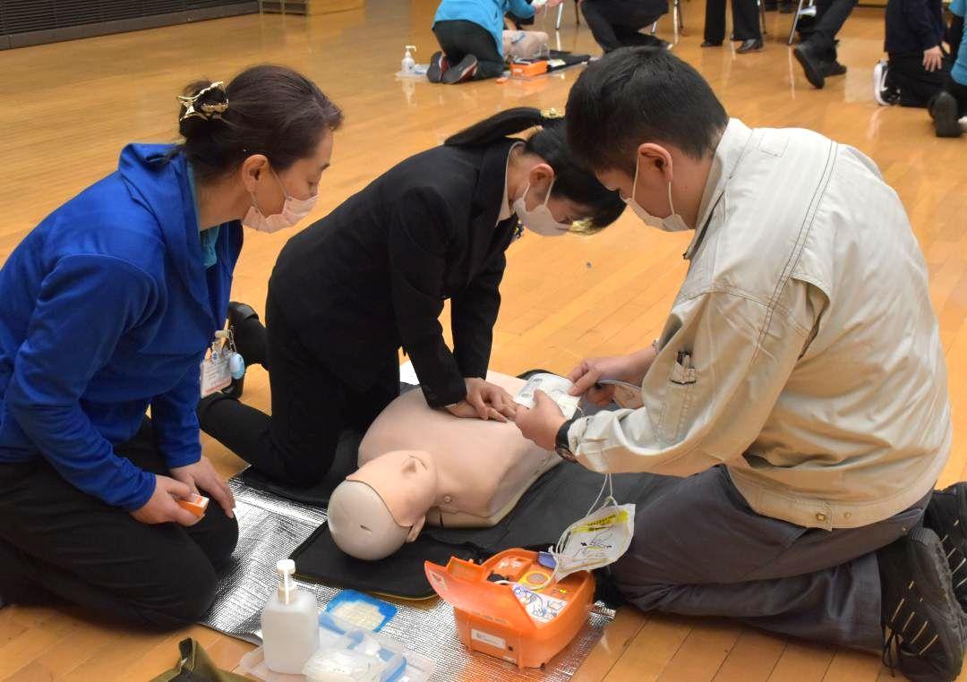 AEDの使用方法などを学ぶ県の普通救命講習会=県庁
