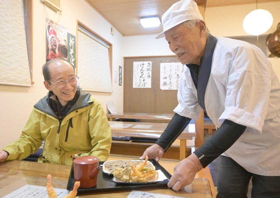 27年通う常連客に一番人気のそばを提供する森田與一さん(右)=水戸市木葉下町