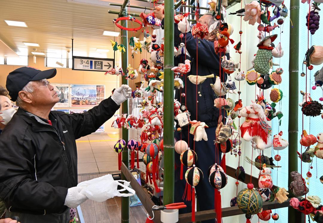 展示された美那の会のつるし飾り=水戸市宮町のJR水戸駅改札内