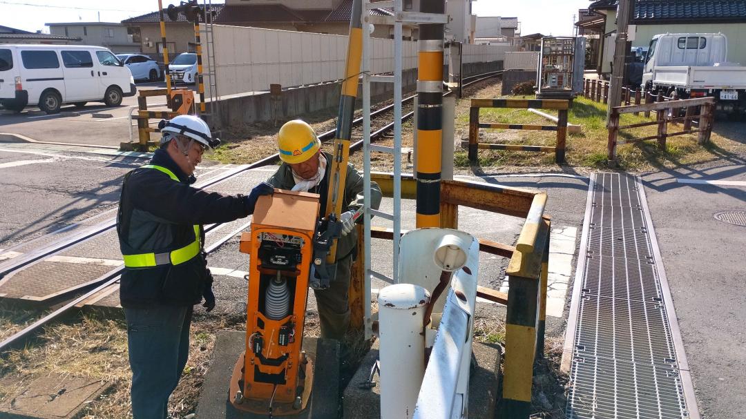 事故現場で基礎ごと倒れた遮断機の点検、復旧に当たるひたちなか海浜鉄道の社員ら=29日午後0時50分ごろ、ひたちなか市平磯町