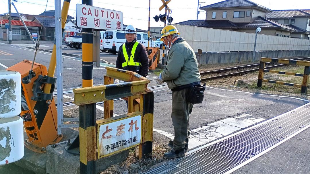 事故現場で基礎ごと倒れた遮断機の点検、復旧に当たるひたちなか海浜鉄道の社員ら=29日午後0時50分ごろ、ひたちなか市平磯町