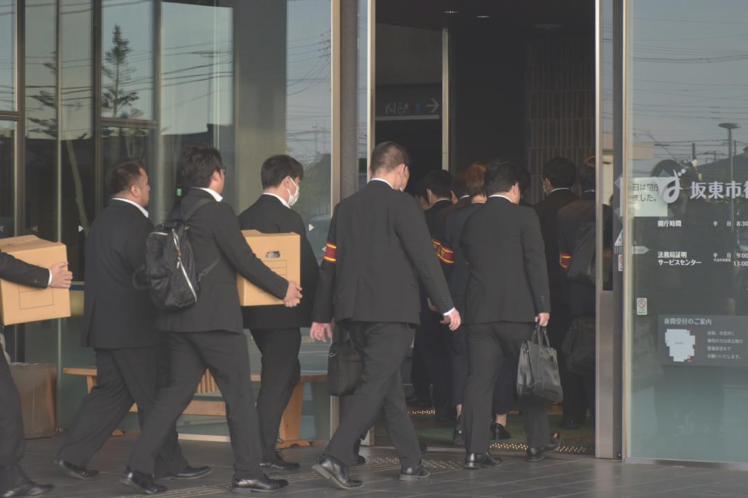 坂東市職員を収賄の疑いで逮捕。市役所に家宅捜索に入る県警の捜査員ら=7月16日午後6時ごろ、同市岩井