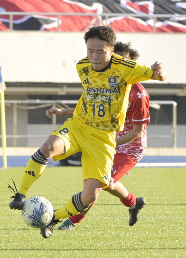 鹿島学園-新田　後半19分、サイドでボールを受ける鹿島学園・酒井=駒沢陸上競技場