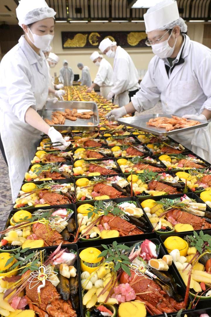 重箱に縁起が良いとされる食材などを詰めたおせち=つくば市小野崎