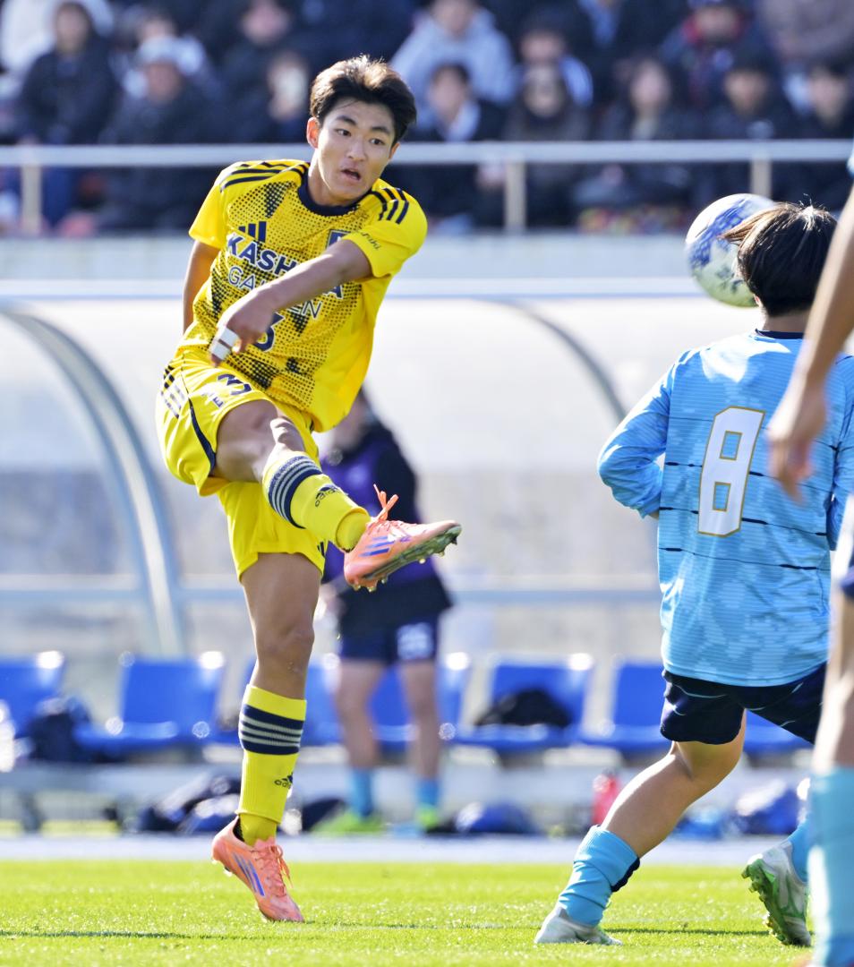 金沢学院大付―鹿島学園　前半38分、シュートを放つ鹿島学園・内野=駒沢陸上競技場