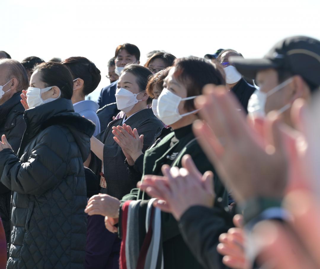 2022年12月の県議選で、候補者の演説に聞き入る市民ら=県内
