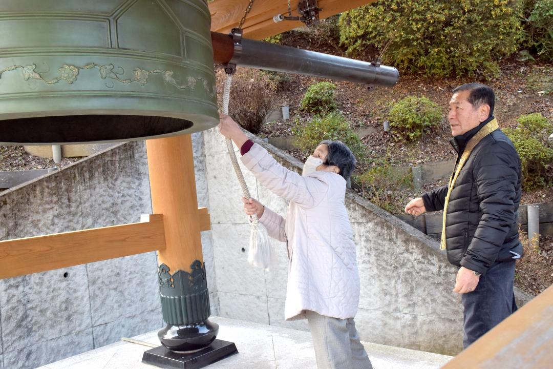 新年への願いを込めて鐘を突く参拝者=常陸太田市上宮河内町