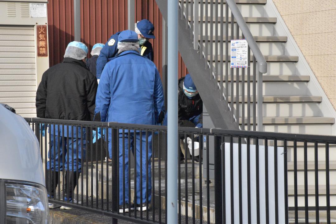 遺体が見つかった現場で鑑識作業をする捜査員ら＝2日午後2時29分、水戸市加倉井町