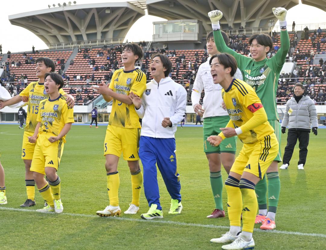 堀越を破って8強入りを決め、喜ぶ鹿島学園の選手たち=駒沢陸上競技場