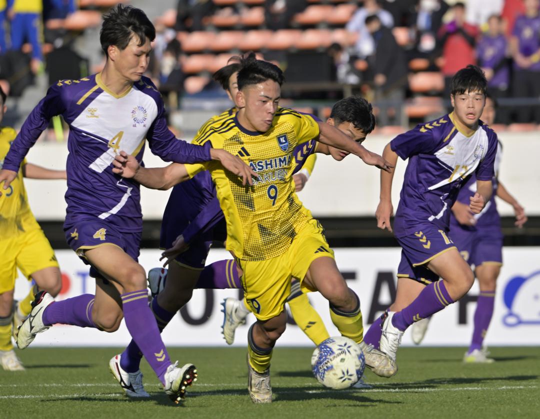 鹿島学園―堀越　前半41分、相手と競り合う鹿島学園・内海(中央)=駒沢陸上競技場