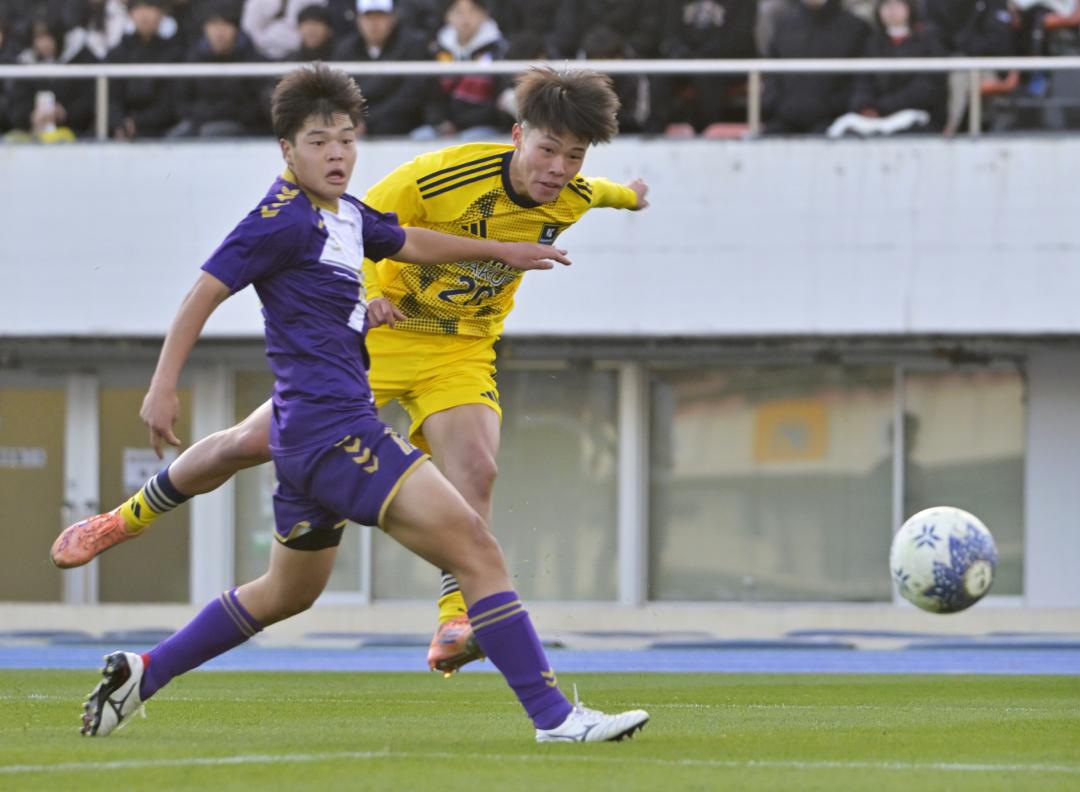 鹿島学園―堀越　後半11分、クロスを上げる鹿島学園・三浦(奥)=駒沢陸上競技場