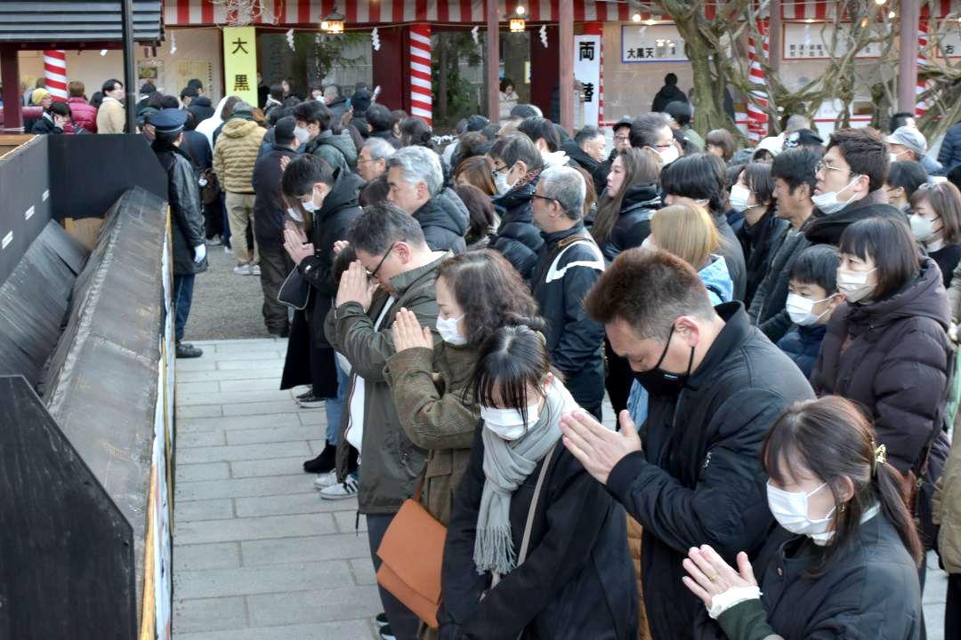 願いを込め手を合わせる初詣客=笠間市笠間