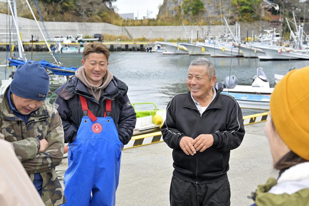 平潟港に戻り、釣り客と釣果について語らう(中央右から)山田長寛さん、宜紀さん親子=北茨城市平潟町