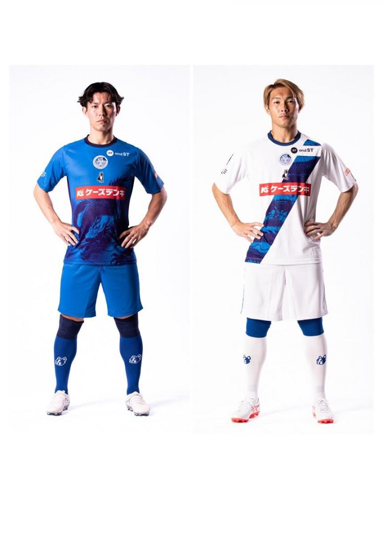 左から、J1水戸のホーム用新ユニホームを着用する渡辺、アウェー用新ユニホームを着用する飯田(©MITO　HOLLYHOCK)