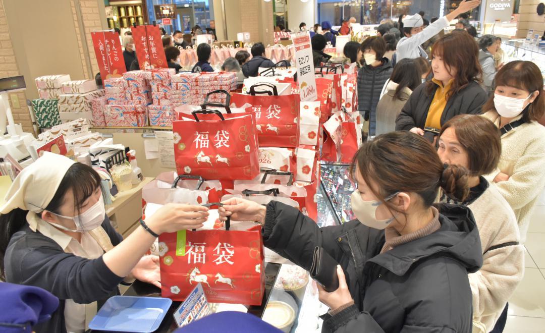 京成百貨店の食品フロアでは、福袋を求めて多くの買い物客が列を作った=水戸市泉町
