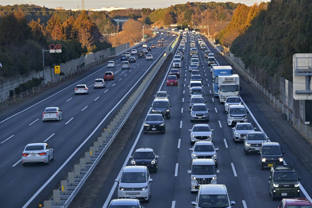 渋滞する常磐自動車道上り線=3日夕、かすみがうら市下志筑(画像の一部を加工しています)