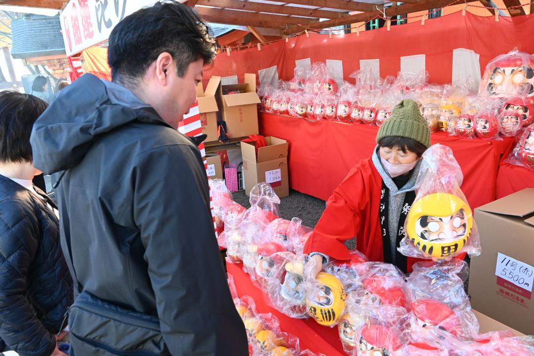 だるまを買い求める参拝客=那珂市飯田