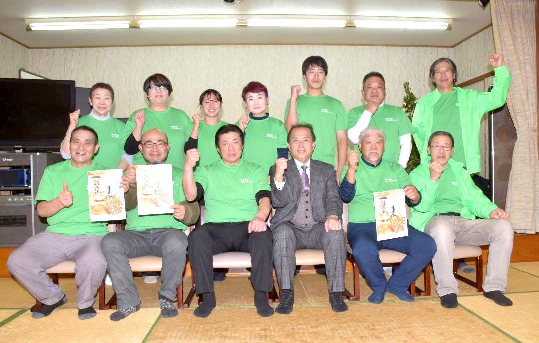 「冬けんちんフェア」をアピールする常陸太田のおそば屋さんの会のメンバーら。前列右から3人目は藤田謙二市長=常陸太田市松平町