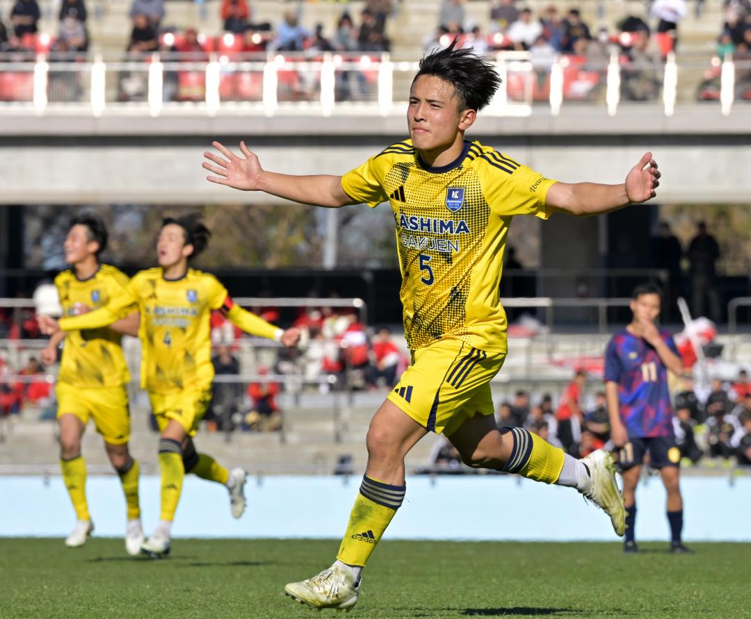 興国―鹿島学園　後半23分、チーム3点目のゴールを決め喜ぶ鹿島学園・清水=UvanceとどろきスタジアムbyFujitsu