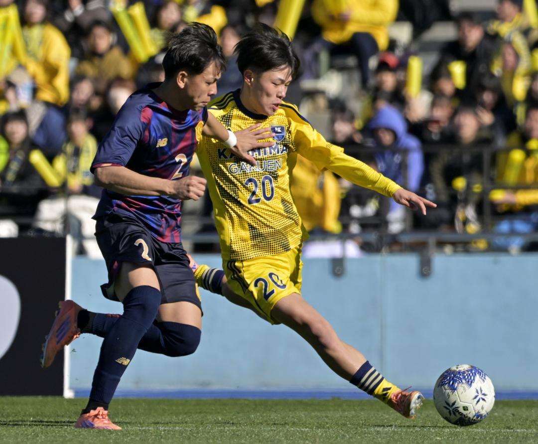 興国―鹿島学園　後半1分、クロスを狙う鹿島学園・三浦(20)=UvanceとどろきスタジアムbyFujitsu