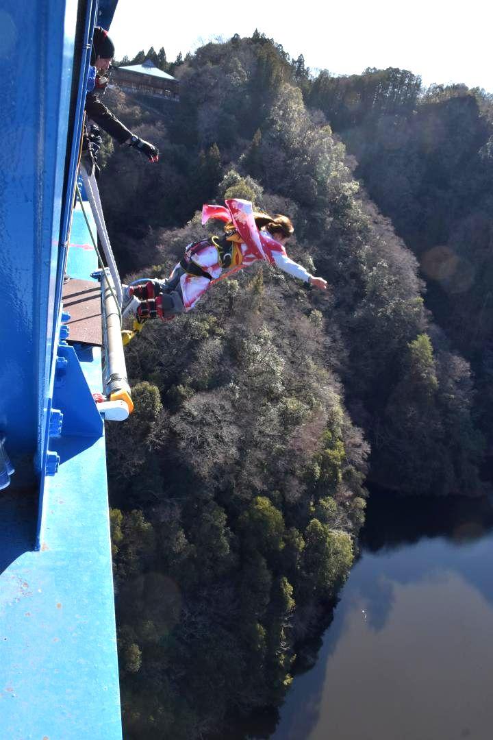 竜神大吊橋からバンジージャンプに挑戦する参加者=常陸太田市天下野町