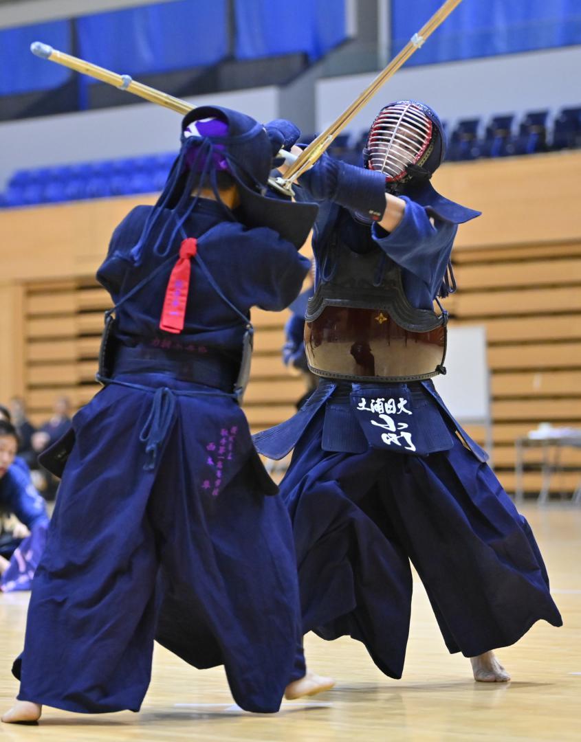 取手一-土浦日大　果敢に攻め込む土浦日大の次鋒・小川(右)=アダストリアみとアリーナ